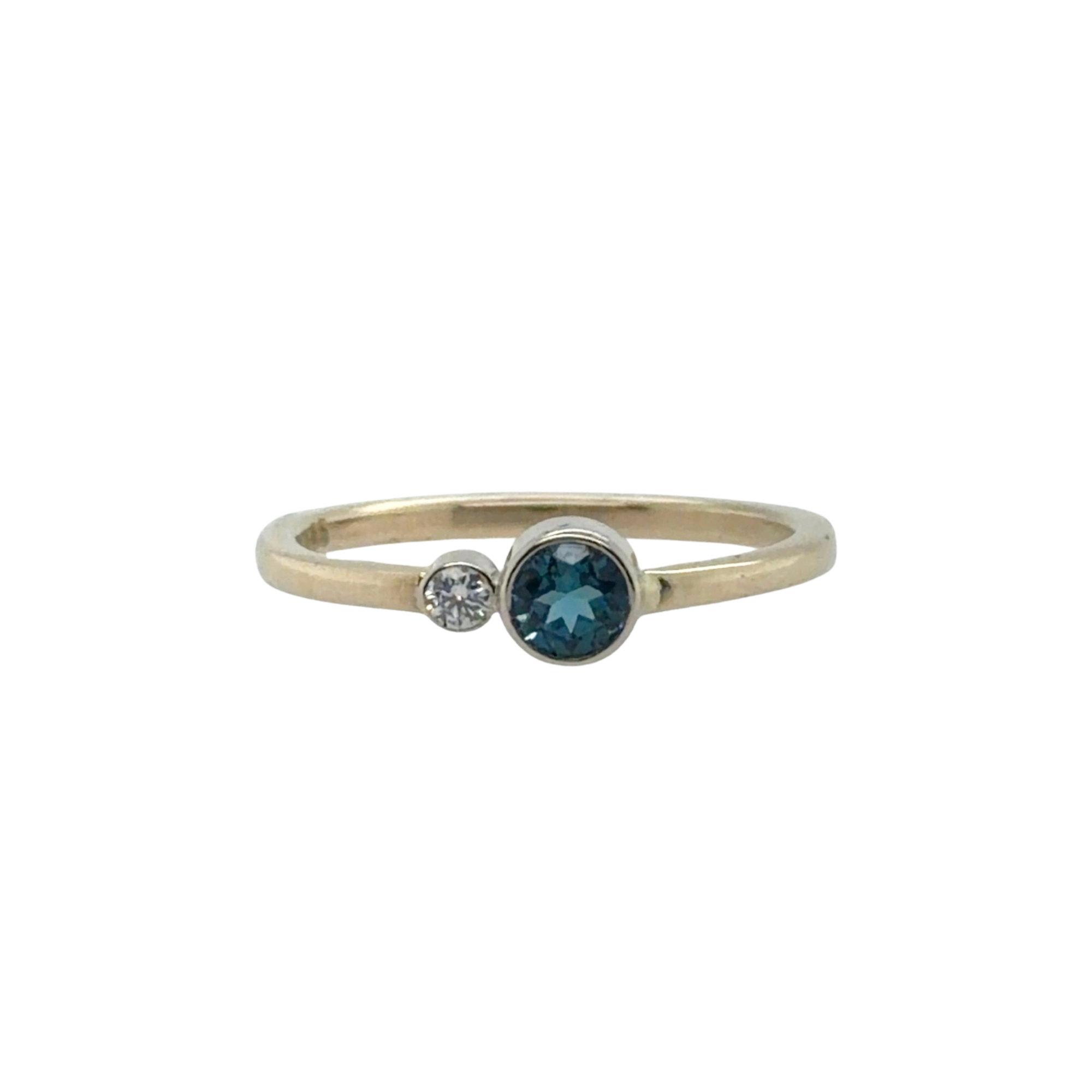 Handsmíðað hringur með Topas London Blue og demanti
