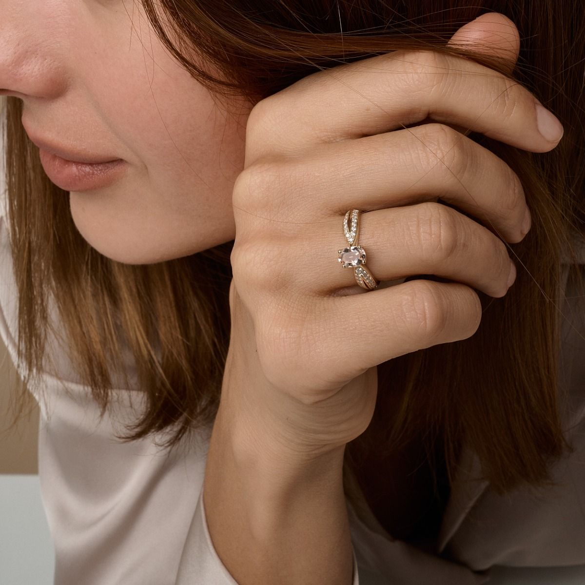 Gull demantshringur með Morganit